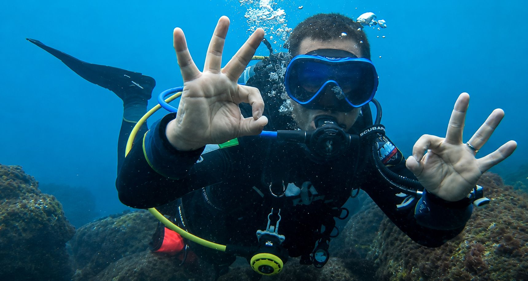 Carlos Uchida mergulhando nas águas de Kumano, Mie, Japão — aluno PADI Divemaster da KAGE DIVING TEAM