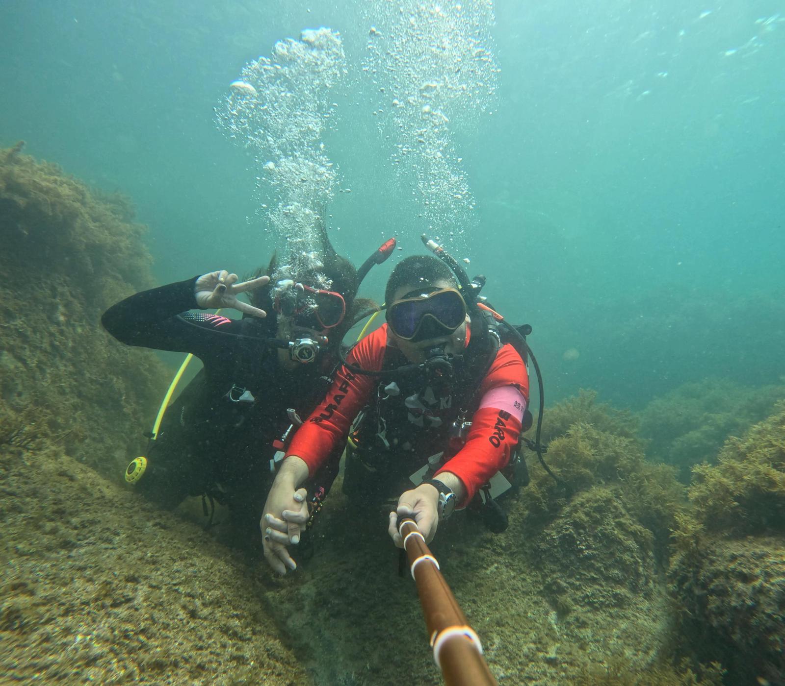 Elizabetti Kage mergulhando no Japão — Open Water Diver pela KAGE DIVING TEAM
