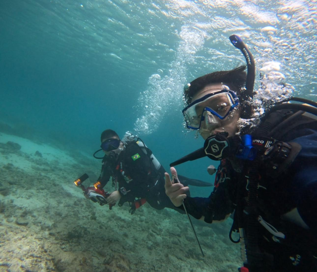Francis Otake e Rodrigo Kage mergulhando em Okinawa — KAGE DIVING TEAM