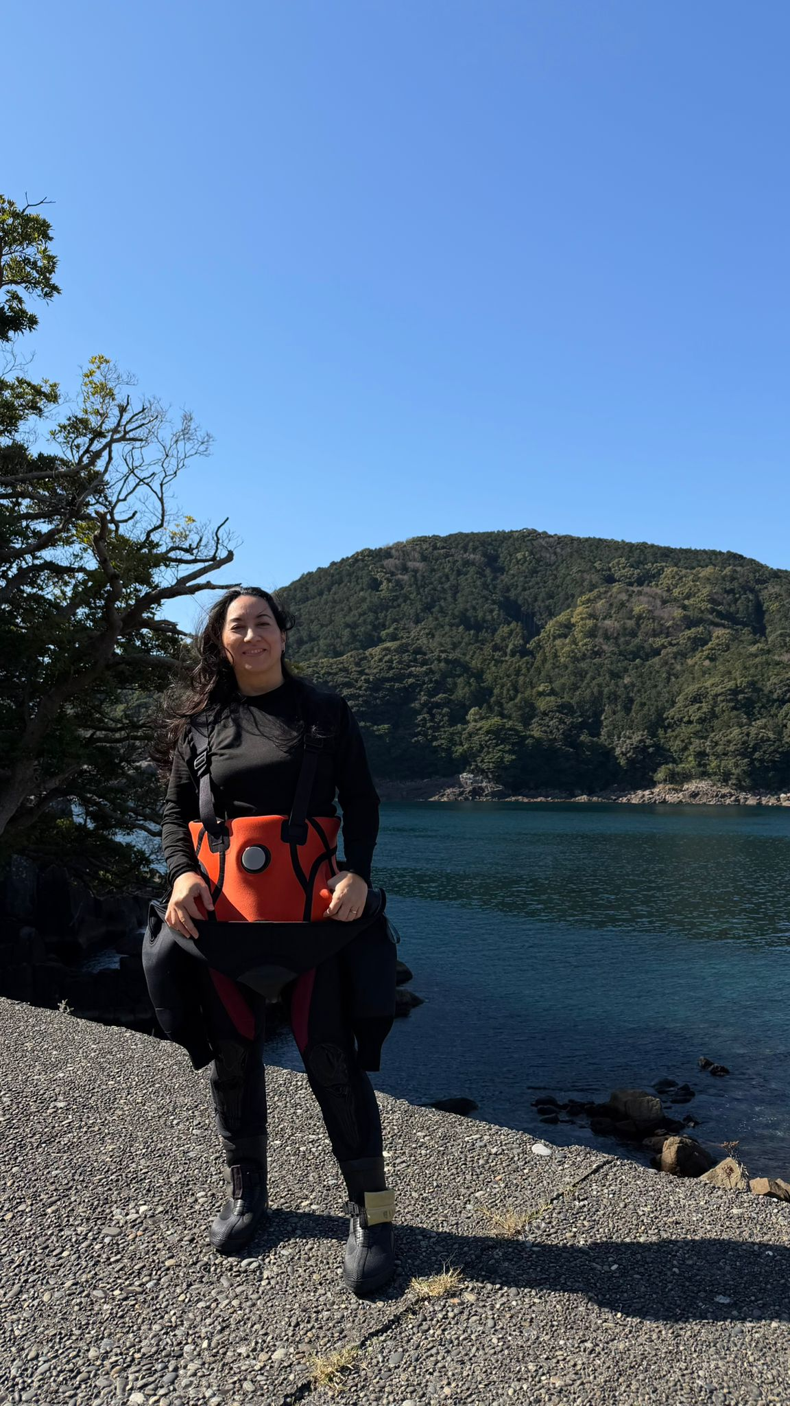 Luciana Babata Watanabe com equipamento de mergulho na praia de Atashika, Kumano, Mie, Japão