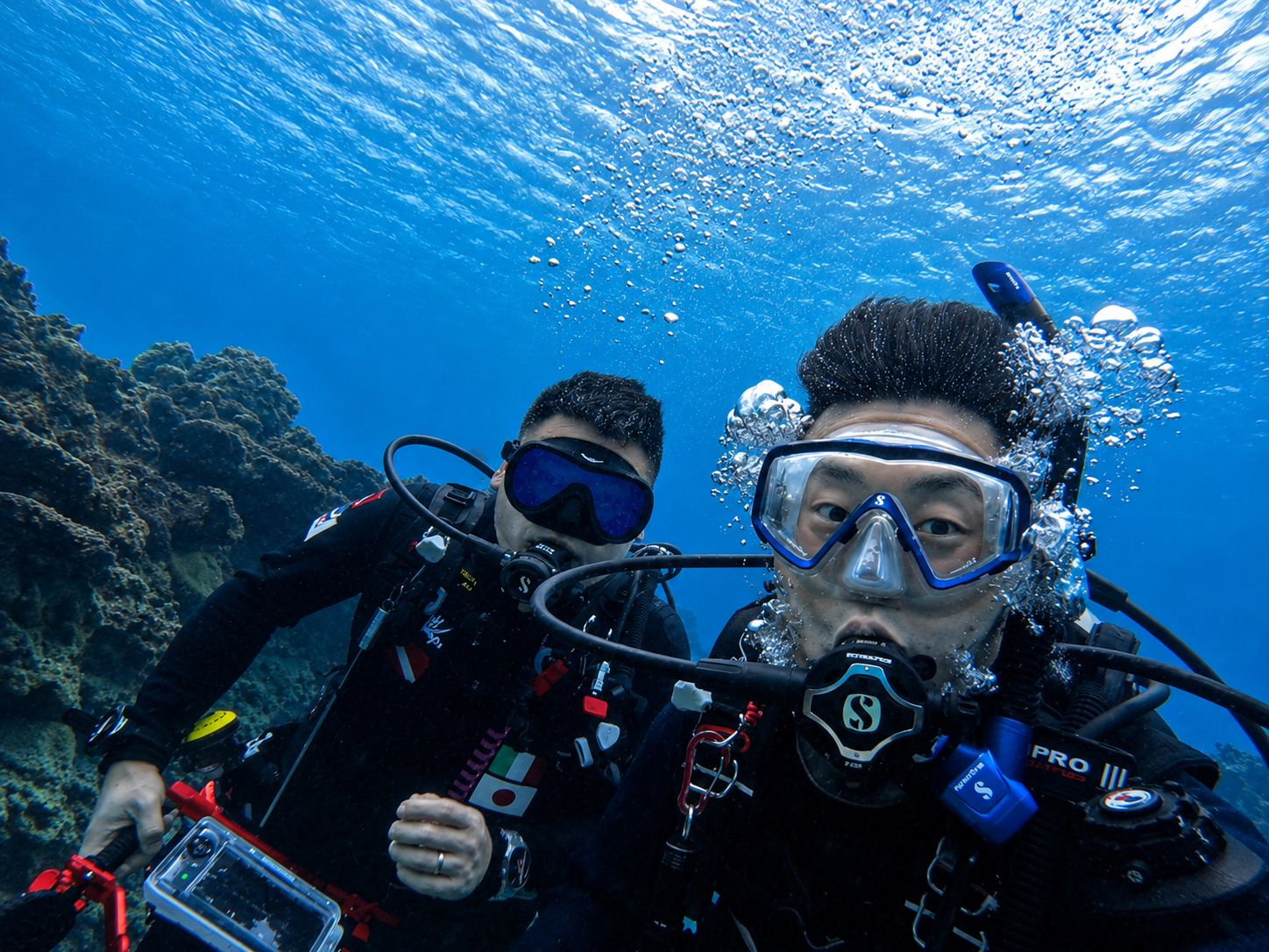 Rodrigo Kage e aluno selfie subaquático com câmera no Japão