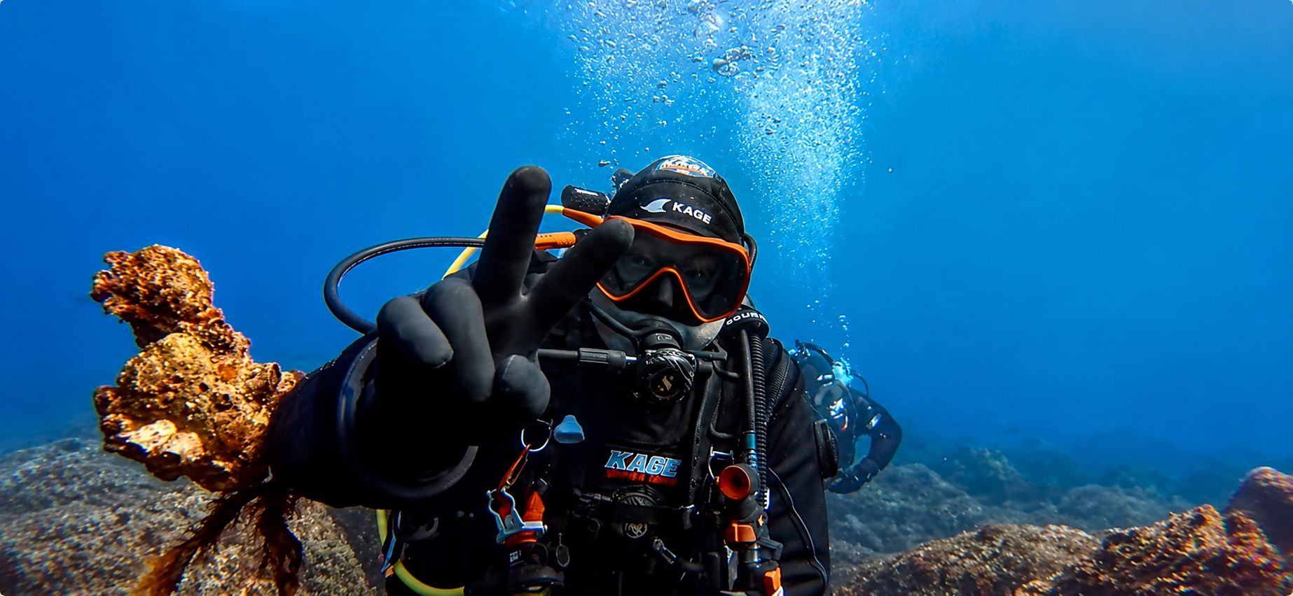 Rodrigo Kage — Instrutor PADI Brasileiro no Japão fazendo sinal de paz underwater